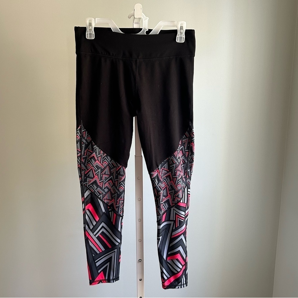 Fabletics Black Pink Pattern 3/4 Length Athletic Leggings